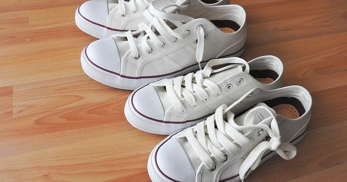 Sneaker basse bianche con tallone colorato