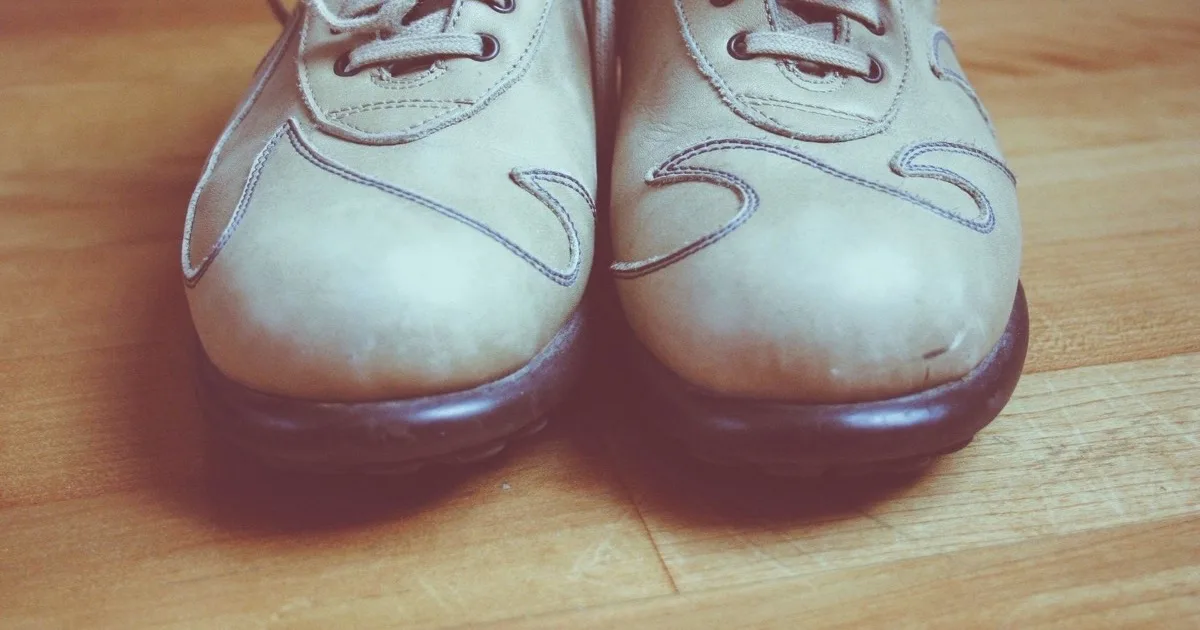 Due sneaker cote a cote, una en pelle et une en tela